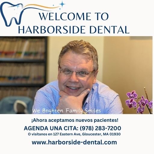 Dentista sonriente en Harborside Dental, con mensaje de bienvenida y detalles de contacto, promoviendo atención dental familiar en Gloucester, Massachusetts.